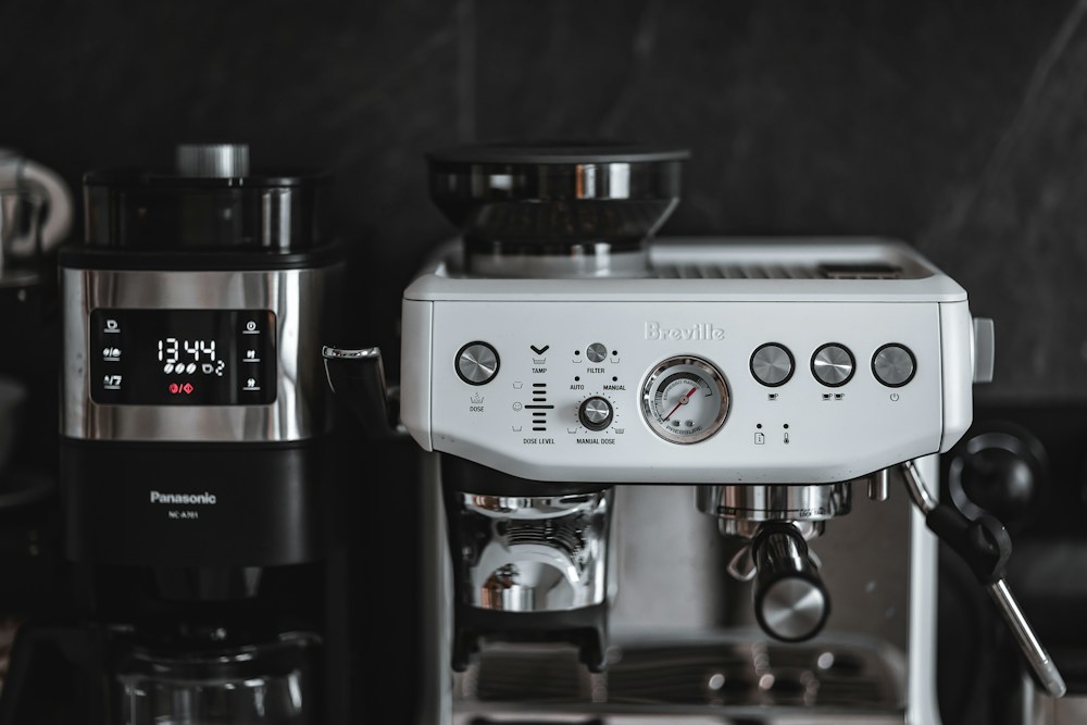 Cafetera y accesorios para preparar café en casa
