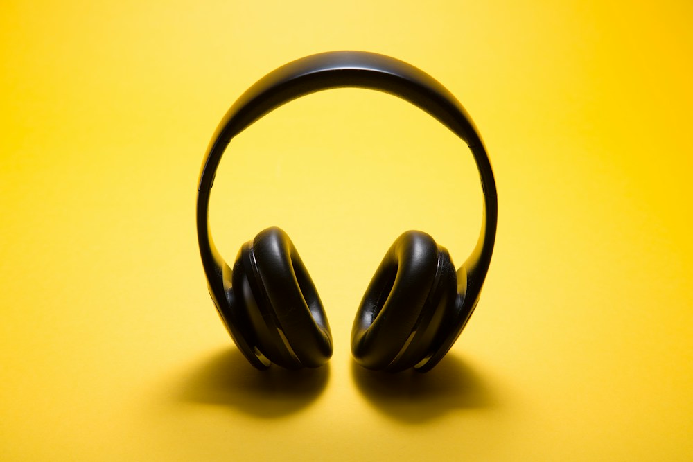 Auriculares de diseño sobre fondo liso